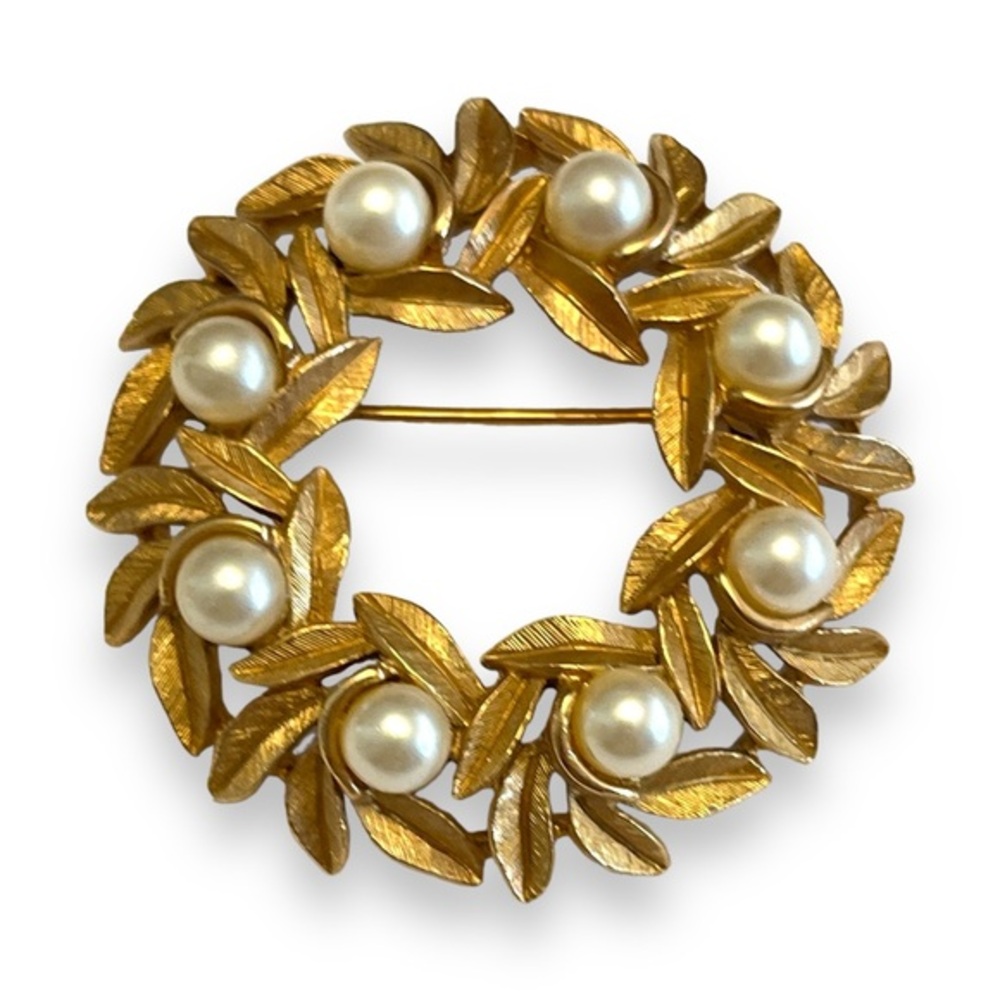 Vintage 1970s Costume Jewelry Avon Faux Pearl Gold Tone Leaves Wreath Brooch